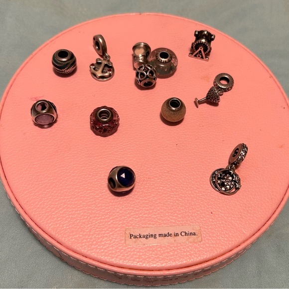 Pandora bracelet, 16 charms and case - Picture 4 of 5